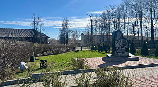 В рамках Всероссийской акции "Мы за чистоту", сотрудники администрации навели порядок на Мемориальном комплексе